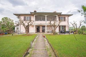 PORZIONE DI VILLA BIFAMILIARE CON TERRAZZO