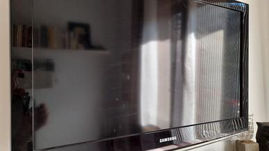televisori Samsung 32" con supporti a parete