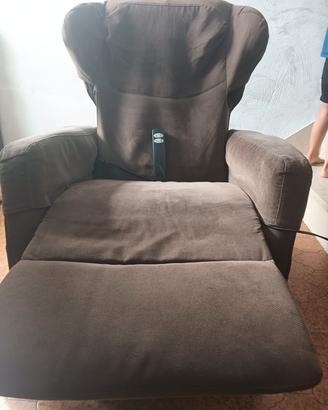 divano elletrico con il telecomando