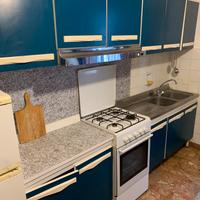 Cucina completa blu con pensili e frigo