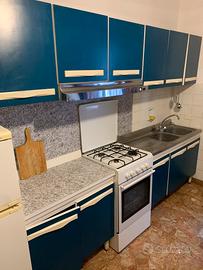 Cucina completa blu con pensili e frigo