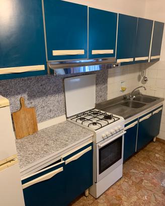 Cucina completa blu con pensili e frigo
