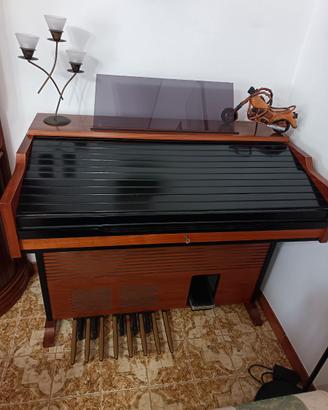 organo con sgabello