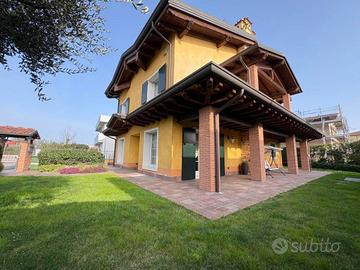 Villa di 402 m² con più di 5 locali e box auto a S