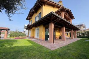 Villa di 402 m² con più di 5 locali e box auto a S