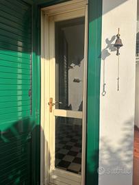 Porta bianca in legno con vetro + zanzariera 