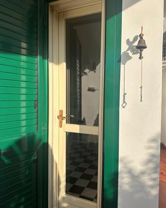 Porta bianca in legno con vetro + zanzariera 