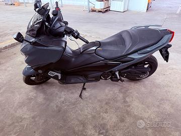 T MAX 2021  10.330 km