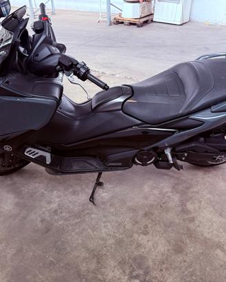 T MAX 2021  10.330 km