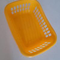 Piccoli cestini e barattoli di legno per conservar