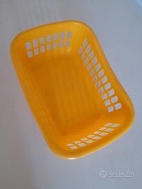 Piccoli cestini e barattoli di legno per conservar