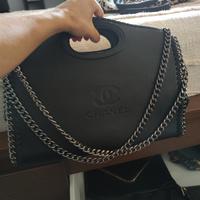 borsa nera con catena