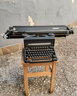 Macchina da scrivere Olivetti modello M 40/ 3