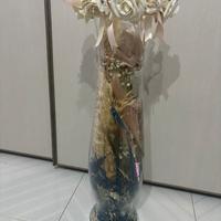 Vaso in vetro con decorazioni di fiori e piume