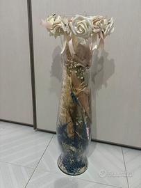 Vaso in vetro con decorazioni di fiori e piume