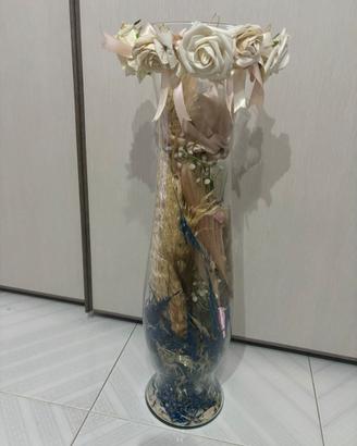 Vaso in vetro con decorazioni di fiori e piume