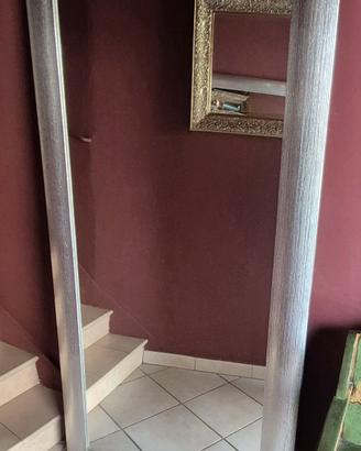 Specchio con cornice color aregento