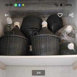 Damigiane e bottiglie in vetro