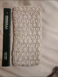 pochette avorio in rafia all'uncinetto con catena 