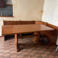 Tavolo pregiato con panche contenitori