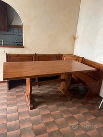 Tavolo pregiato con panche contenitori