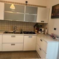 Cucina angolare laccato bianco .