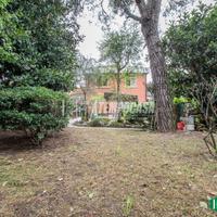 VILLA DI TESTA CON AMPIO GIARDINO PRIVATO E BOX.