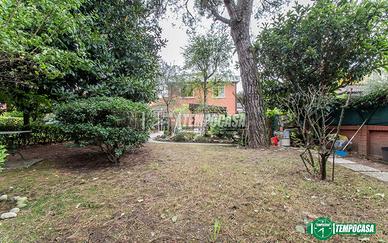 VILLA DI TESTA CON AMPIO GIARDINO PRIVATO E BOX.