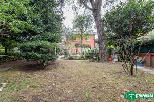 VILLA DI TESTA CON AMPIO GIARDINO PRIVATO E BOX.