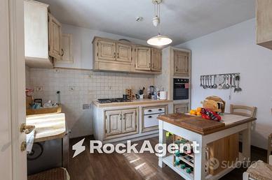 Casa indipendente di 170 m² con 5 locali e box aut