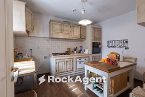Casa indipendente di 170 m² con 5 locali e box aut