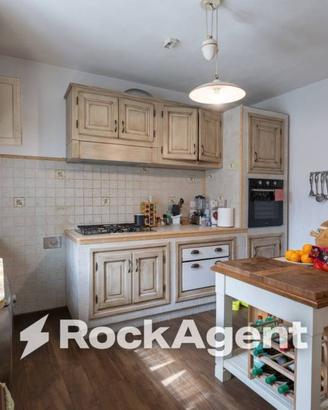 Casa indipendente di 170 m² con 5 locali e box aut