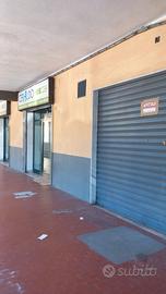 Locale situato in un contesto commerciale