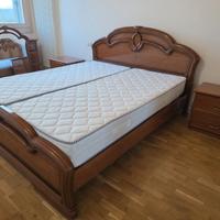 Letto matrimoniale, comodini, comò, specchio