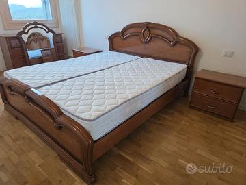 Letto matrimoniale, comodini, comò, specchio