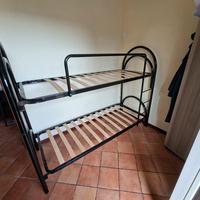 LETTI A CASTELLO NERI CON BARRA E SCALA 