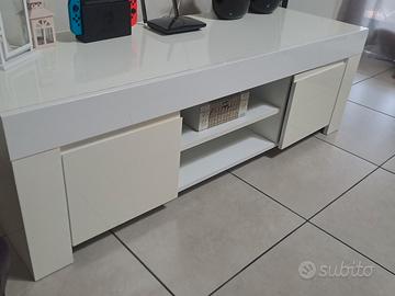 Mobile moderno sotto TV bianco laccato