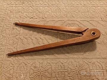 Antico compasso da falegname in legno