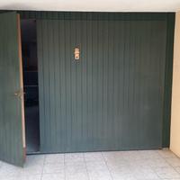 Portone basculante con accesso pedonale