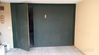 Portone basculante con accesso pedonale