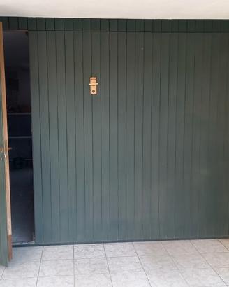 Portone basculante con accesso pedonale