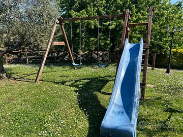 Altalena e scivolo in legno