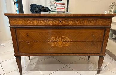 Comò Antico stile Maggiolini intarsiato.