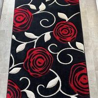Tappeto nero con rose rosse