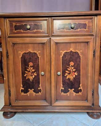 Mobile soggiorno in legno decorato