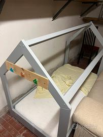 Lettino a forma di casina per bimbi