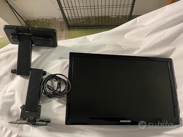 Tv Samsung e staffa per fissarlo alla parete