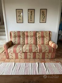 Divano tre posti con tessuto motivo floreale