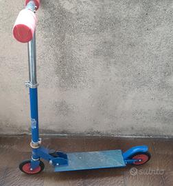 monopattino piccolo bambino.