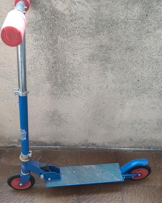 monopattino piccolo bambino.